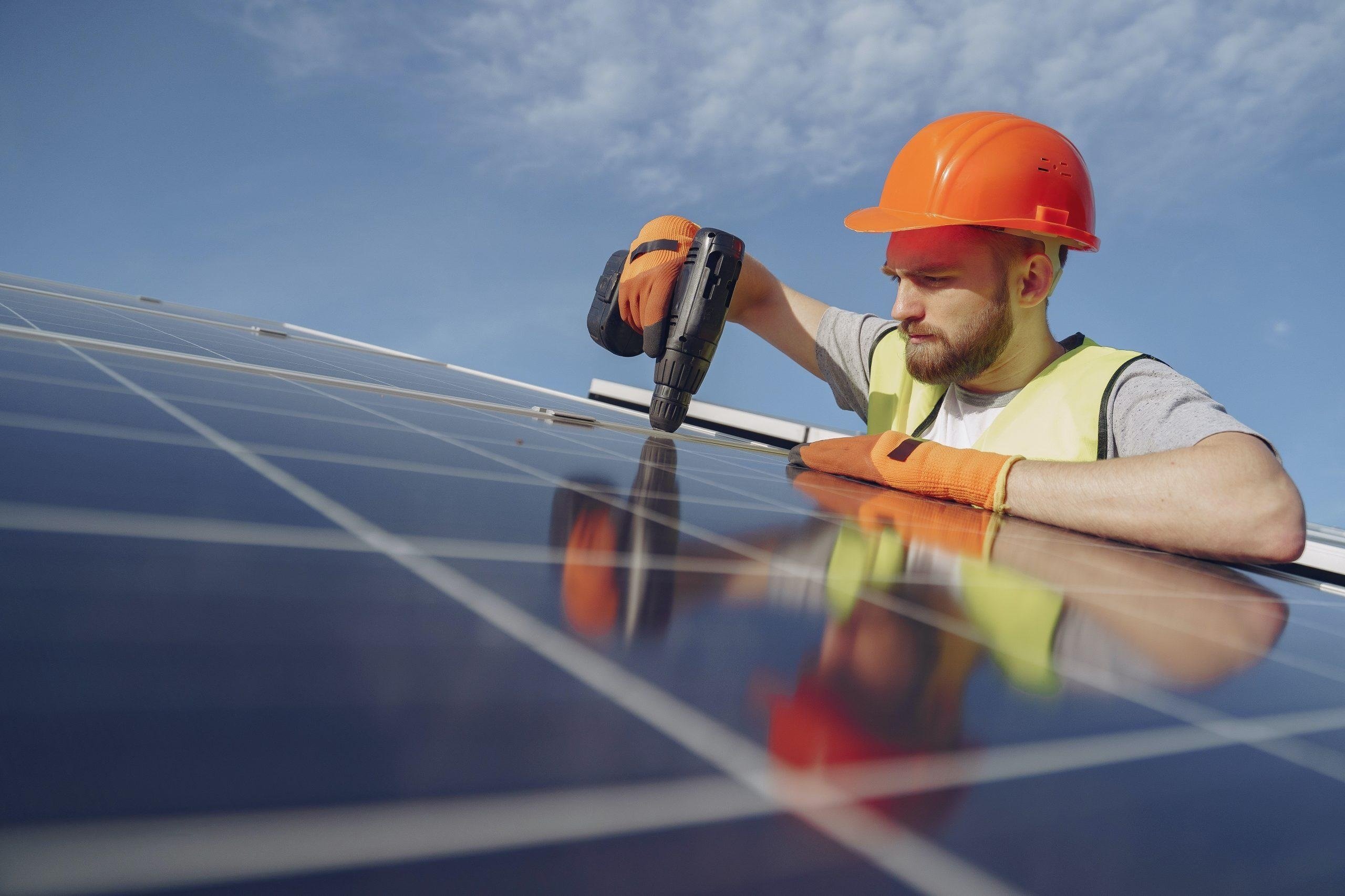 El sector fotovoltaico español reclama no poner trabas al almacenamiento de energía ni al hidrógeno verde