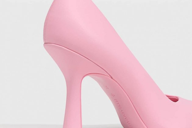Agregar ornamento otro Stradivarius actualiza el zapato de tacón de toda la vida, novedad en color  rosa