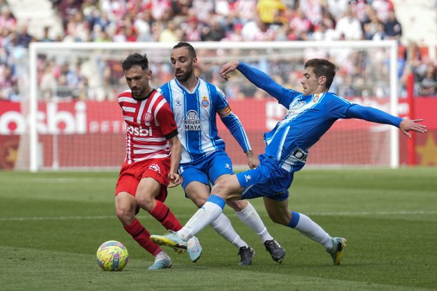 Girona y Español disputando un balón / Foto: EFE