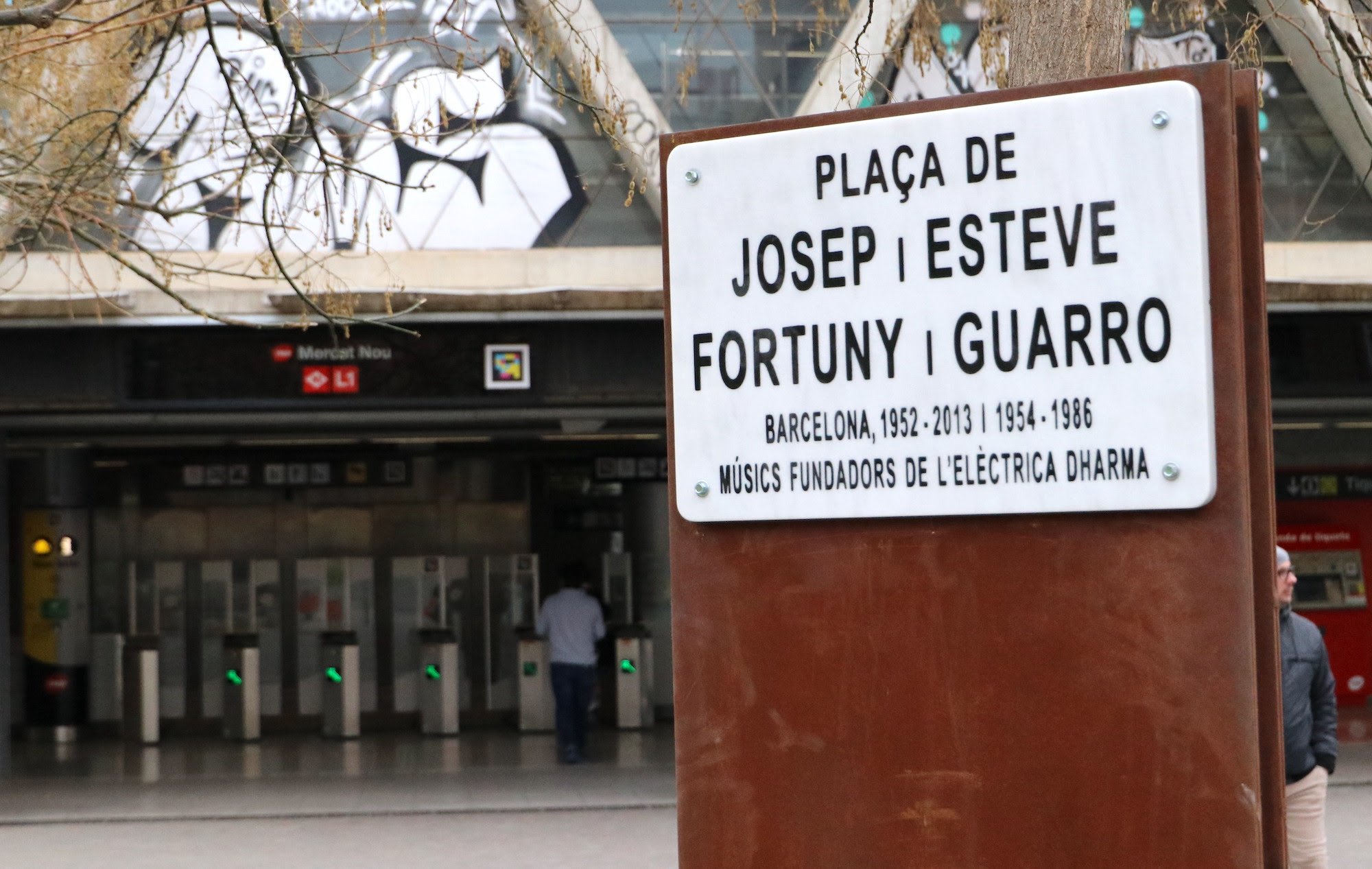 Inauguran una plaza dedicada a los fundadores de la Elèctrica Dharma en el barrio de Sants