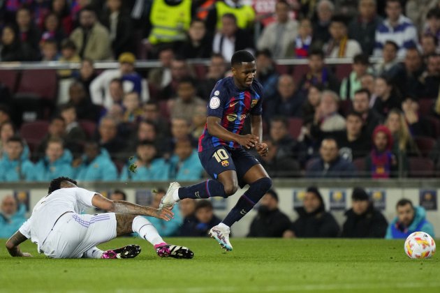 Ansu Fati regatejant Militao en un Clàssic en el Camp Nou / Foto: EFE