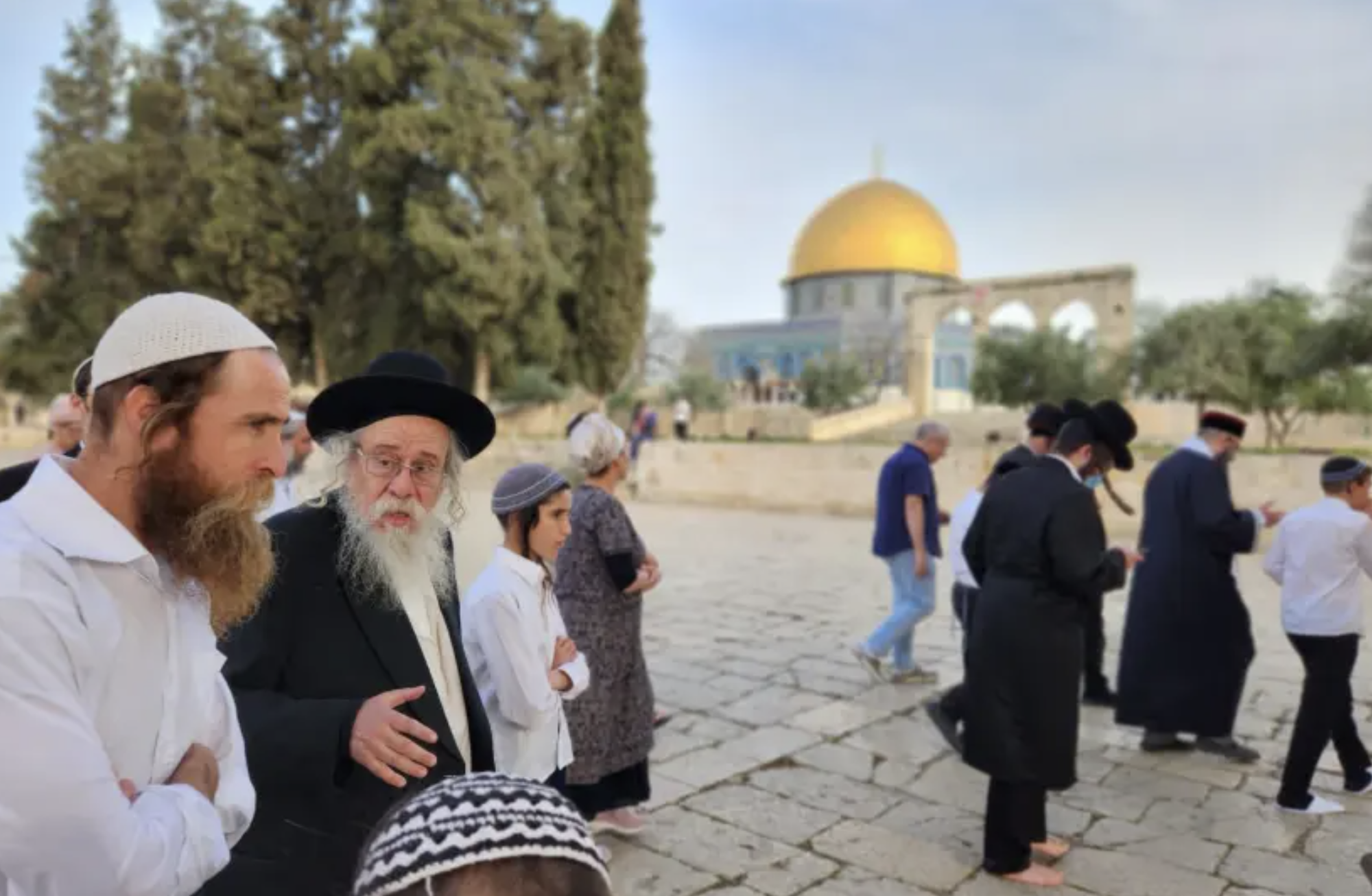 Centenares de fieles judíos visitan el Monte del Templo en medio de una gran tensión