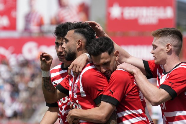 Taty Castellanos celebrant al costat dels|juntament amb seus companys el gol antodado davant del Girona Elx / Foto: EFE