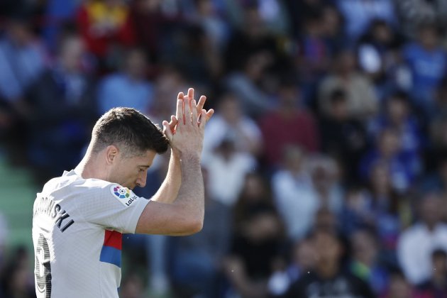 Lewandowski aplaudeix els seus companys en Getafe / Foto: EFE - Sergio Perez