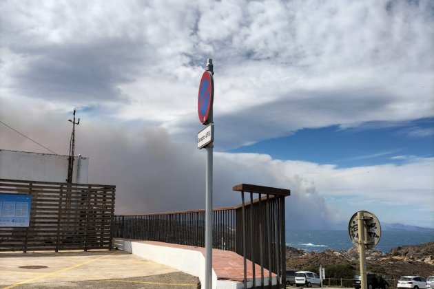 Incendio Portbou desde Cadaqués / Patricia del Campo