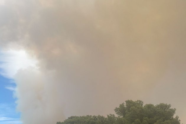 Humo desde Llançà del incendio en Portbou / Jordi Arasa