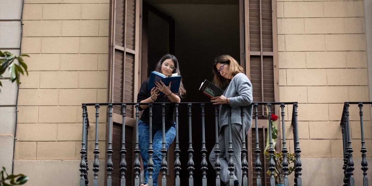 EuropaPress 2875677 dos jovenes leen balcon casa ocasion diada sant jordi costumbre regalar