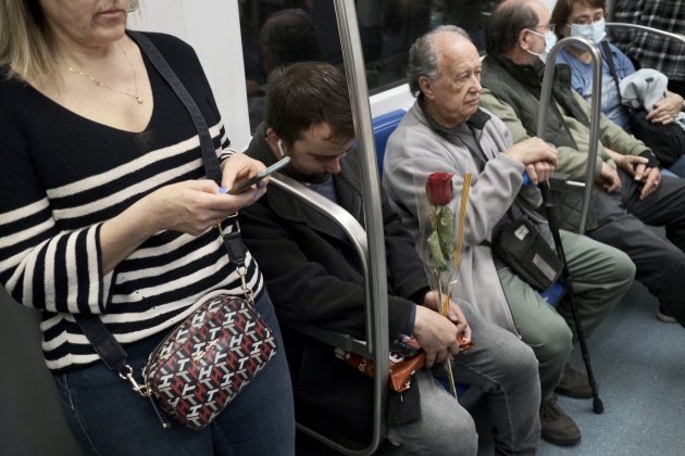 Roses metro Barcelona Sant Jordi 2023. Foto: Carlos Baglietto