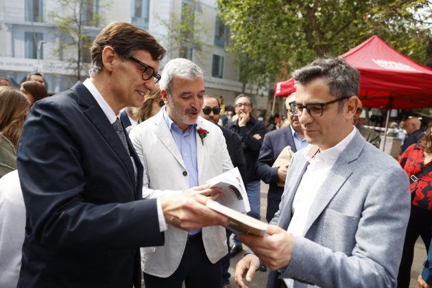 Salvador Illa regala un llibre a Felix Bolaños per Sant Jordi 2023. Foto: Montse Giralt