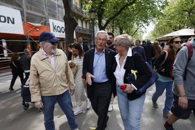 Xavier Trias, candidat a l'alcaldia de Barcelona, passejant per Sant Jordi 2023. Foto: Montse Giralt