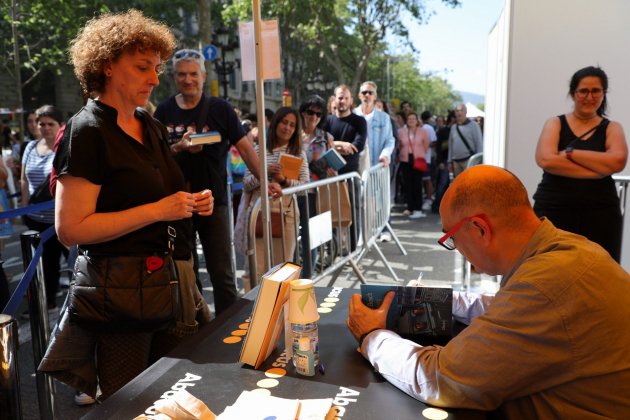 Xavier Bosch signant el seu llibre per Sant Jordi / Eva Parey