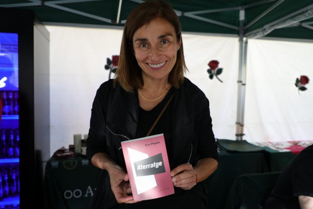 Eva Piquer amb el seu llibre Aterratge Sant Jordi / Eva Parey