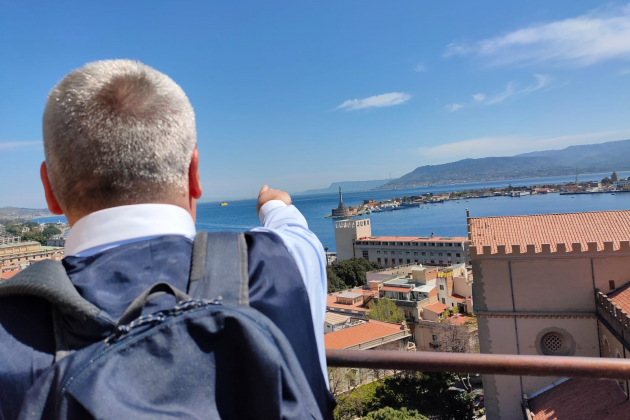 Desde la cúpula del Campanile, el puerto de Mesina y, en el fondo, la punta de la bota italiana.