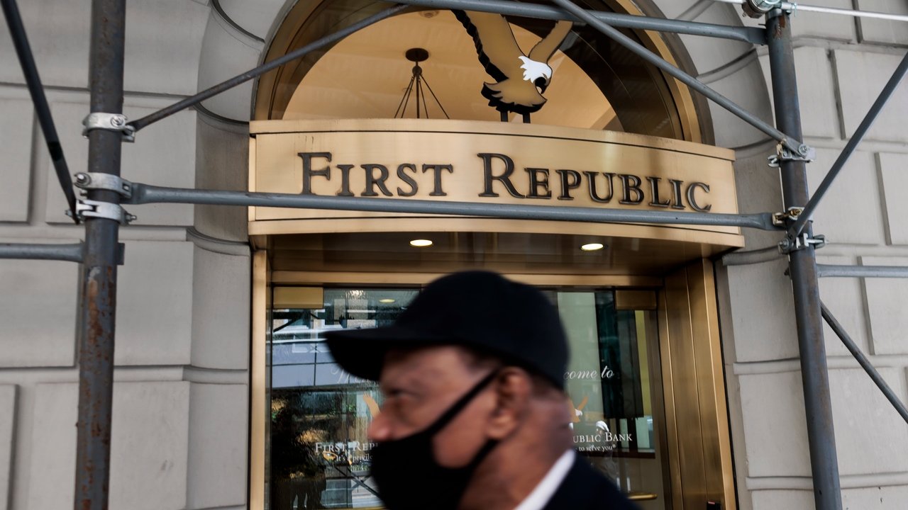 First Republic Bank venta activos dólares