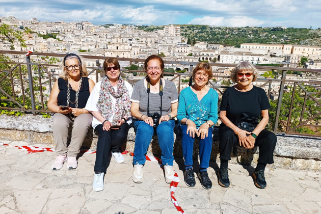 Módica. Parte del grupo de las chicas, con la ciudad en el fondo