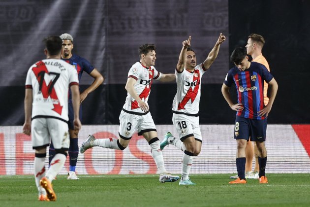 Álvaro García celebrant un gol del Rayo Vallecano davant de la decepció de Pedri i Ter Stegen / Foto: EFE