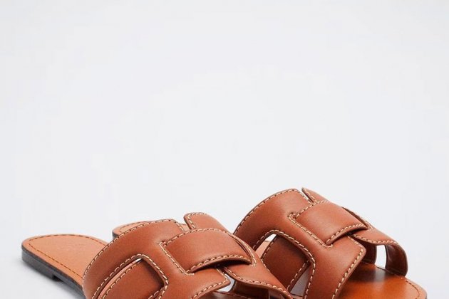 Sandalias planas de mujer con tira en marrón1