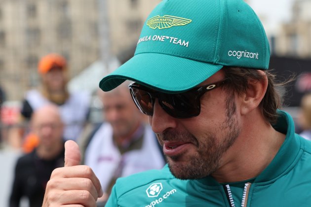 Fernando Alonso con el pulgar arribar en Azerbaijan / Foto: EFE - Ali Haider