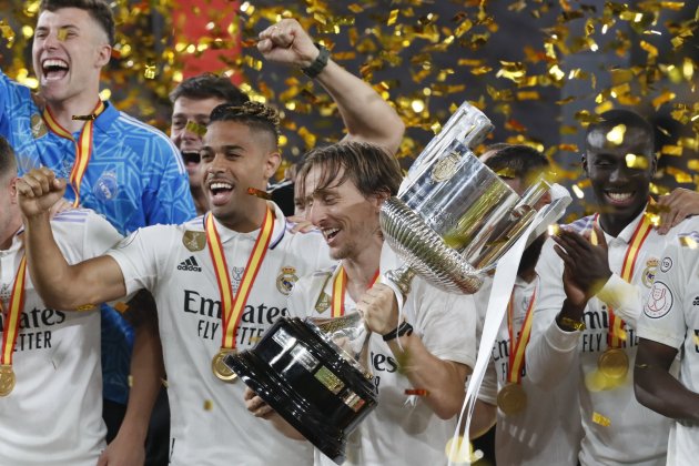 Luka Modric sostiene trofeo Copa del Rey / Foto: EFE - Jose Manuel Vidal