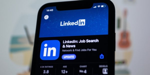 EuropaPress 5057270 aplicacion linkedin smartphone