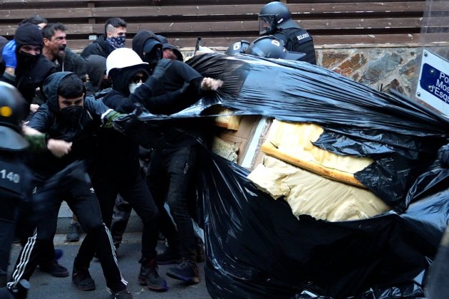 Cops porra Bonanova, okupes policia / Marc Ortin i Julia Gomez