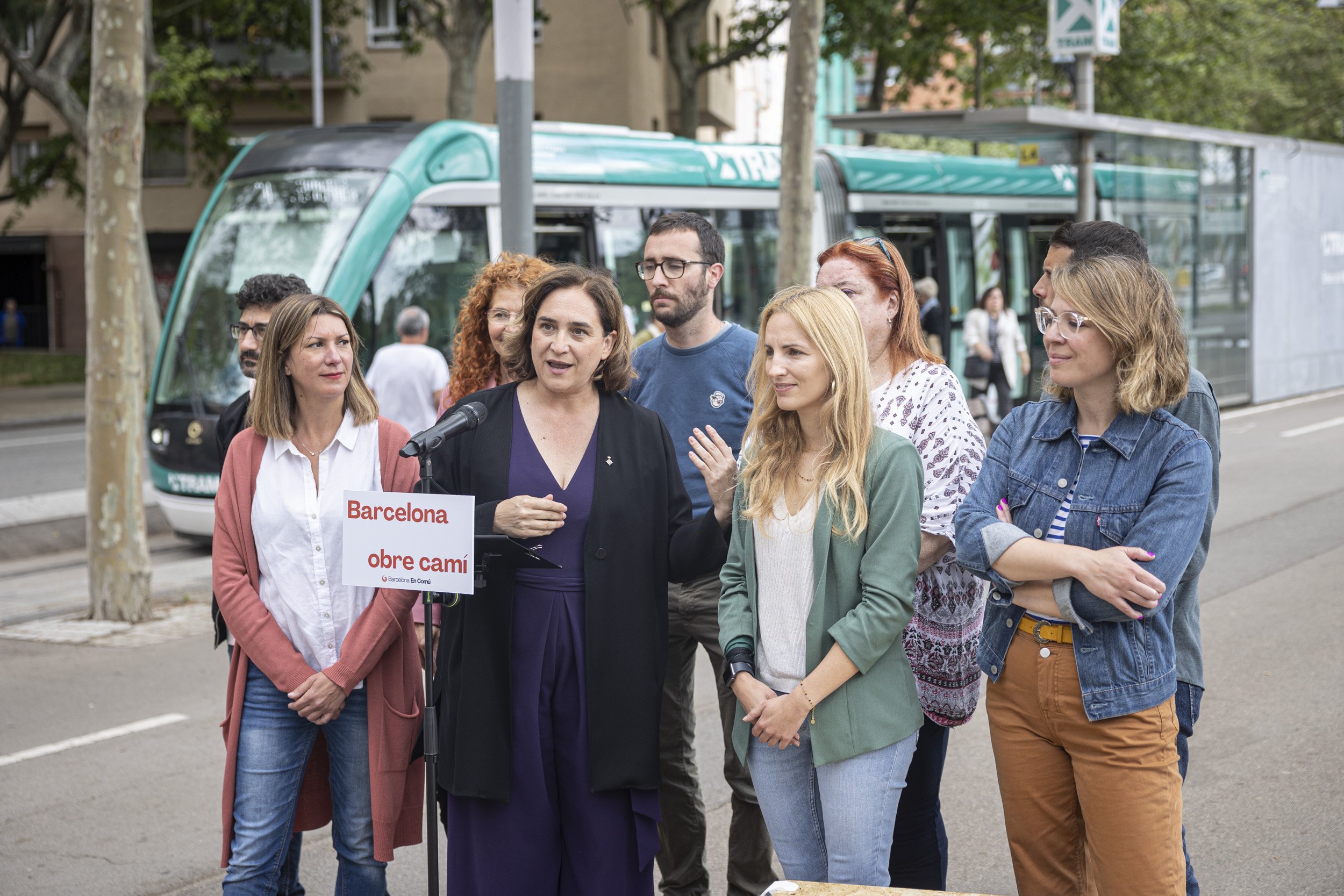 Ada Colau promete acabar el tranvía en 2027 ante la "irresponsabilidad" de Trias y Collboni