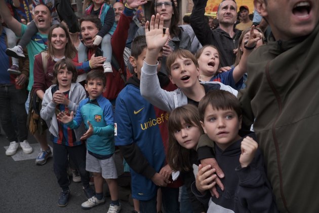 aficionados saludando jugadores rúa Barça / Foto: Carlos Baglietto