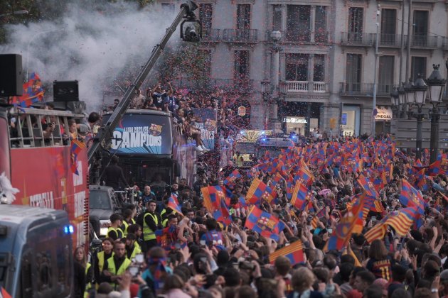 celebracion aficionados Barça rúa confeti / Foto: Carlos Baglietto celebracion aficionados Barça rúa confeti / Foto: Carlos Baglietto