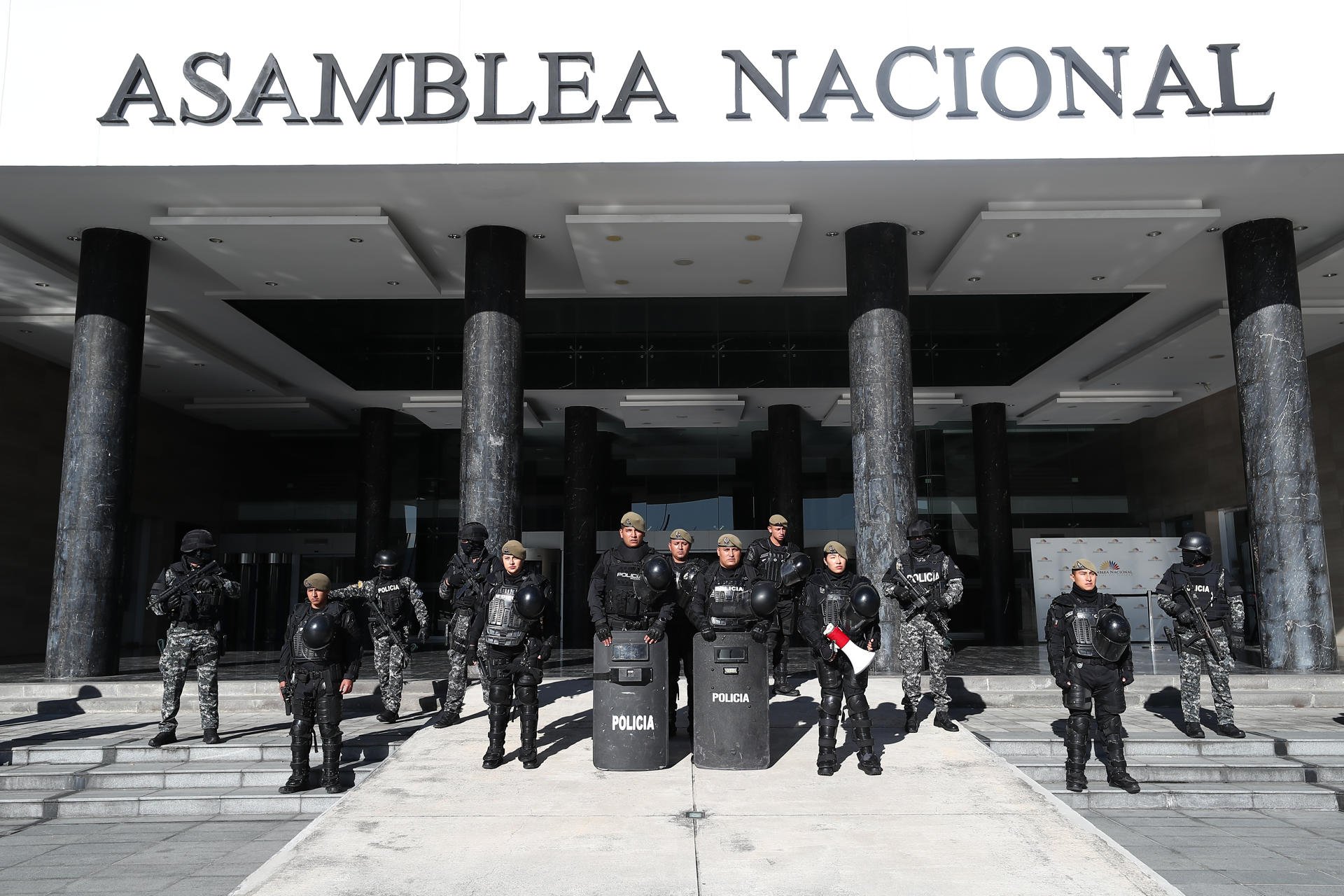 Militares custodian el Parlamento de Ecuador después de su disolución