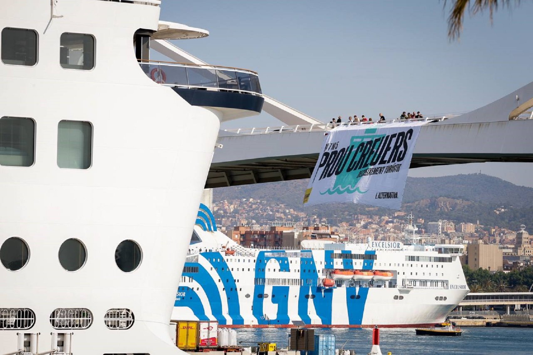 La CUP desplega una pancarta al Port de Barcelona contra els creuers: la policia identifica Mireia Vehí
