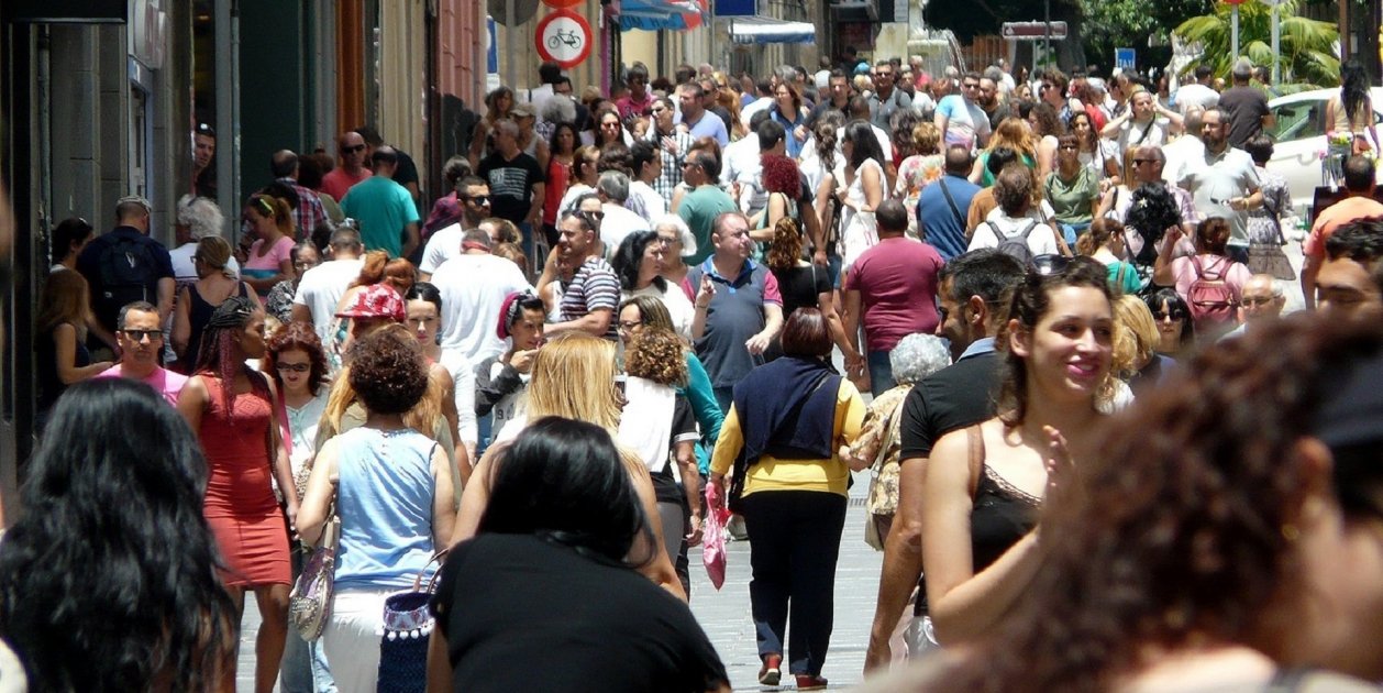 gent passejant per la carrer / Europa Press