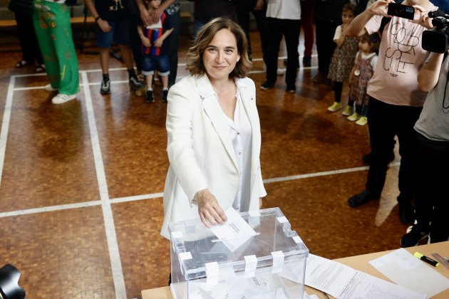 Ada Colau, alcaldessa i candidat barcelona en Comú votant eleccions 28M (2). Montse Giralt