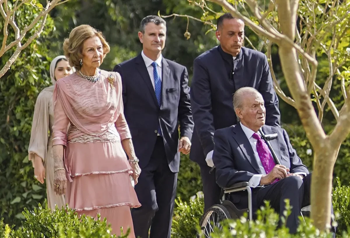 Juan Carlos en silla de ruedas y Sofía 