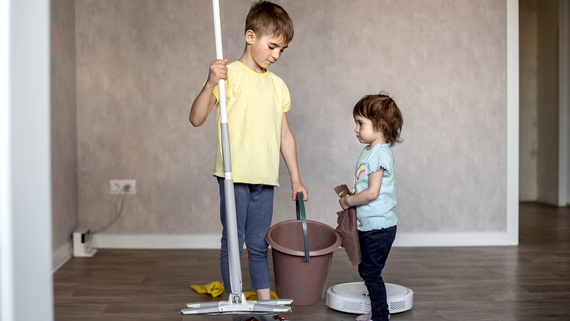 Com aconseguir que els teus fills netegin a casa