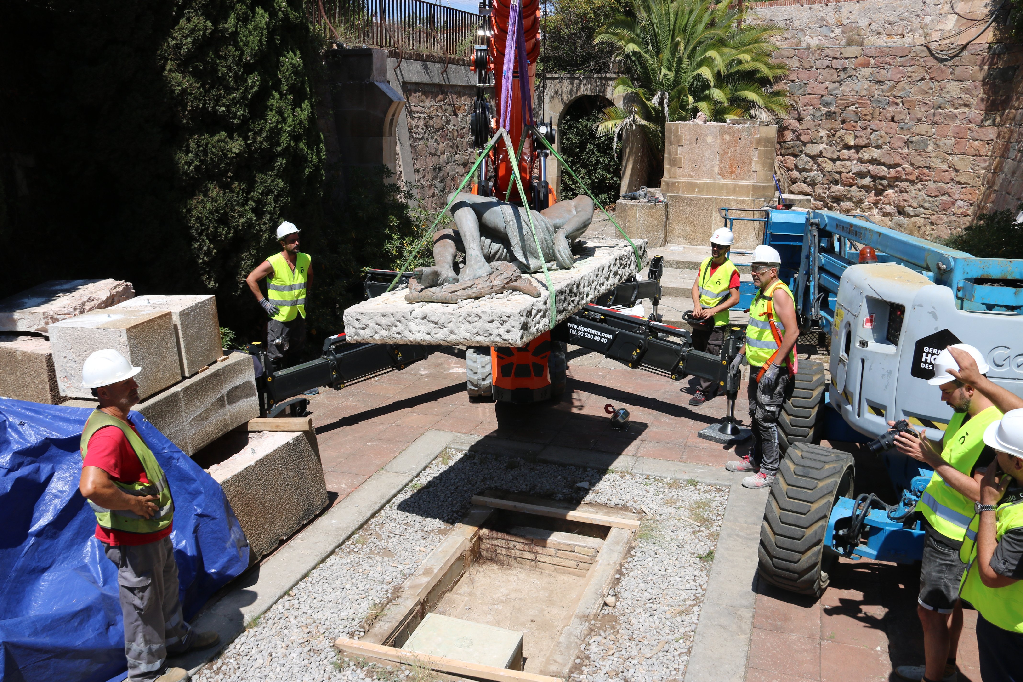 Adeu a l’últim monument franquista de Barcelona