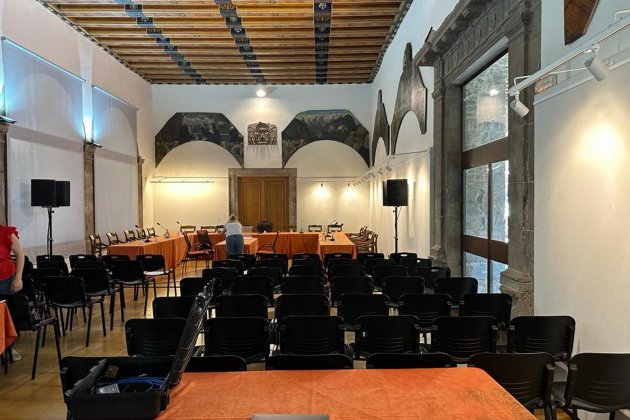 Sala Lleno Investidura Ripoll / Nicolas Tomás