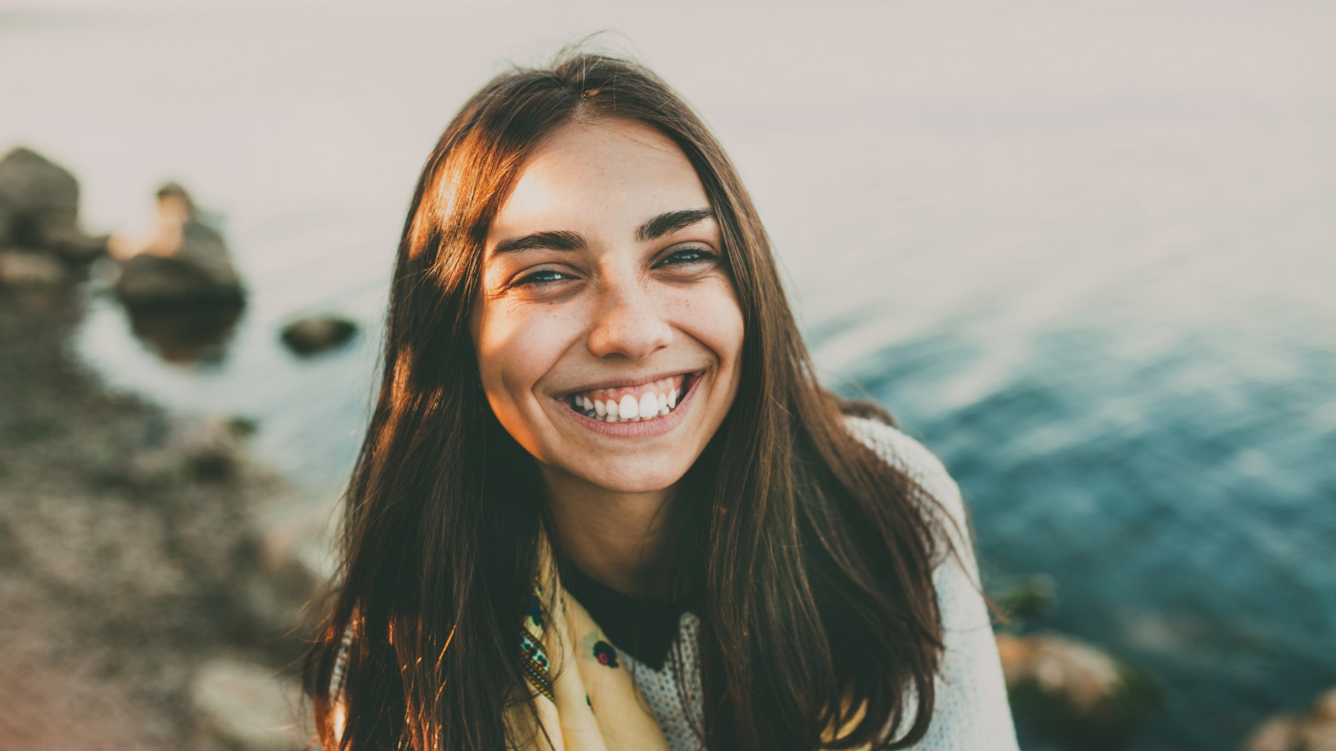 Cómo activar la química de tu cerebro para ser más feliz en el Yellow Day (y el resto del año)