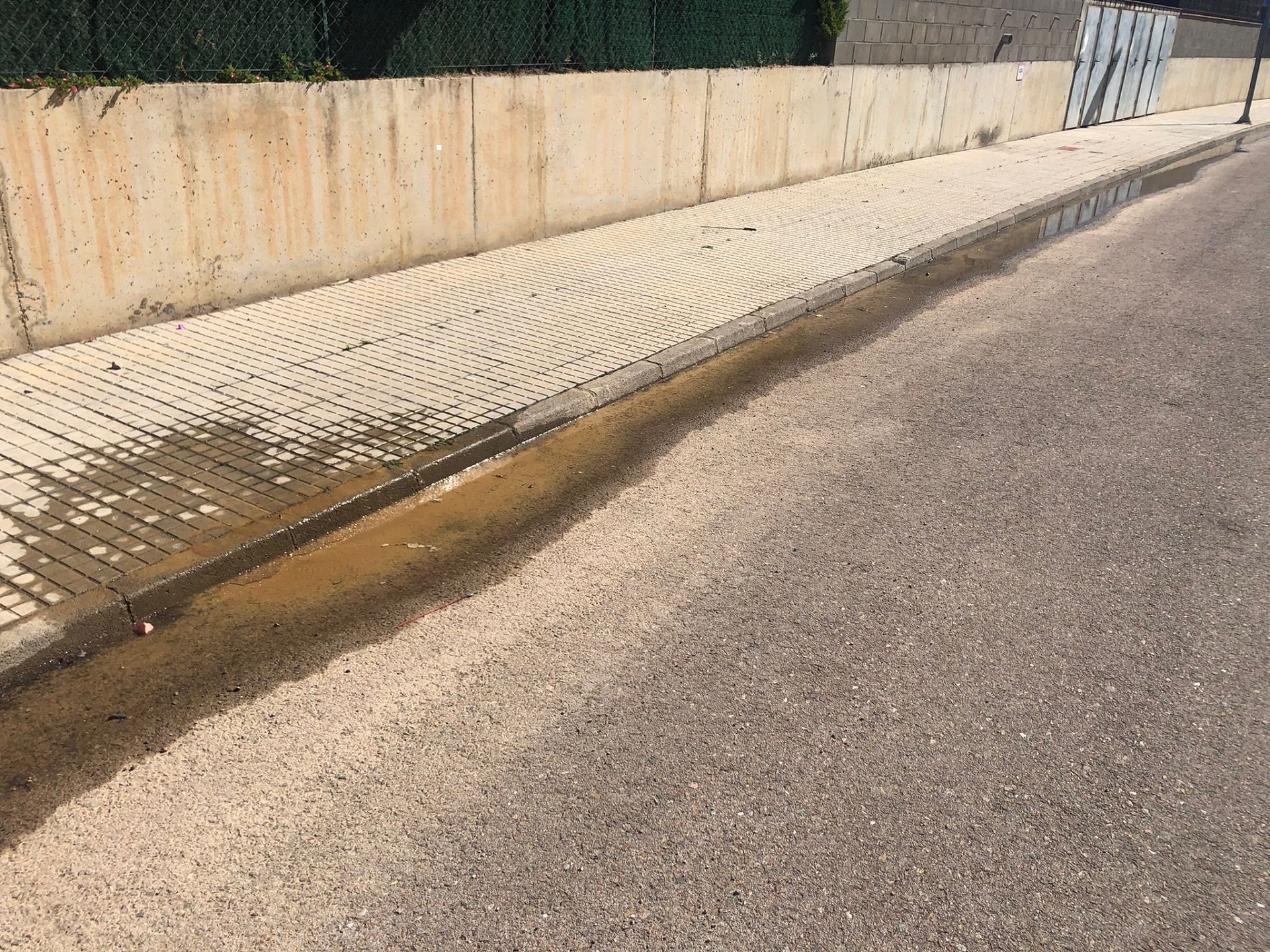 Más de 10.000 litros de agua tirados a la alcantarilla diariamente por un escape en Torroella de Montgrí