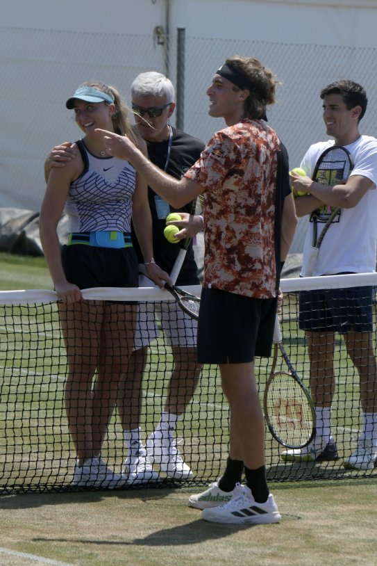 Paula Badosa con Stefanos Tsitsipas y el suegro Apostolos GTRES