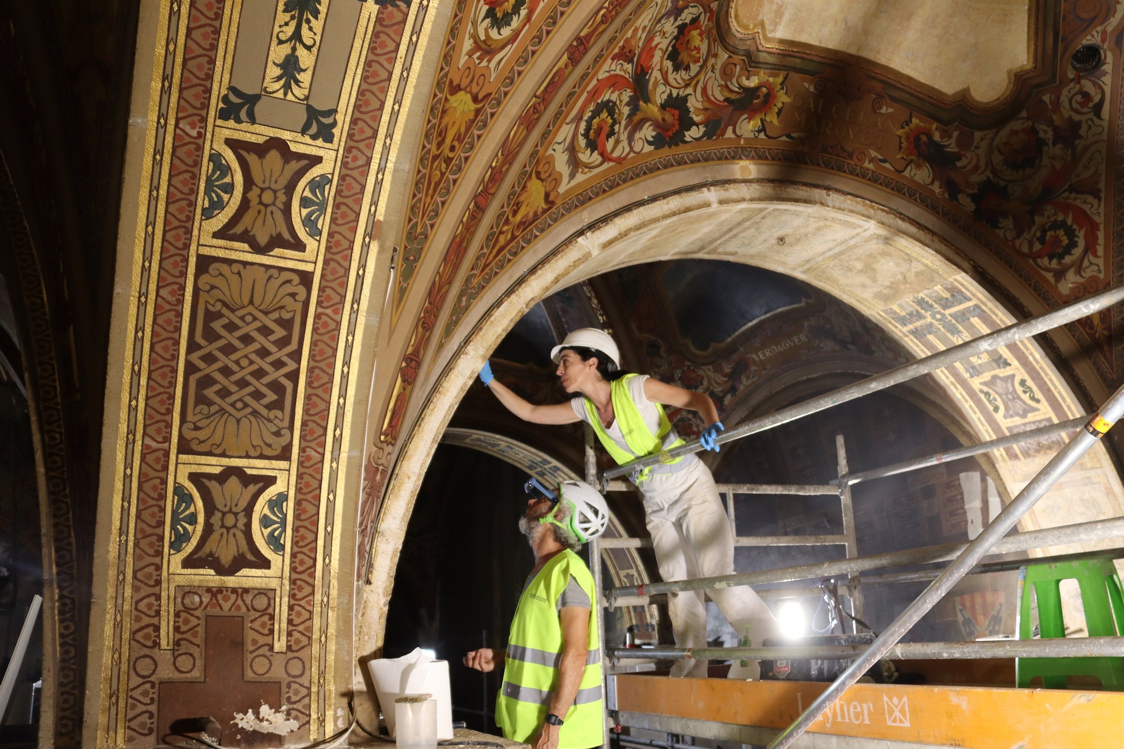 La restauració del Saló Sant Jordi revela pintures renaixentistes originals