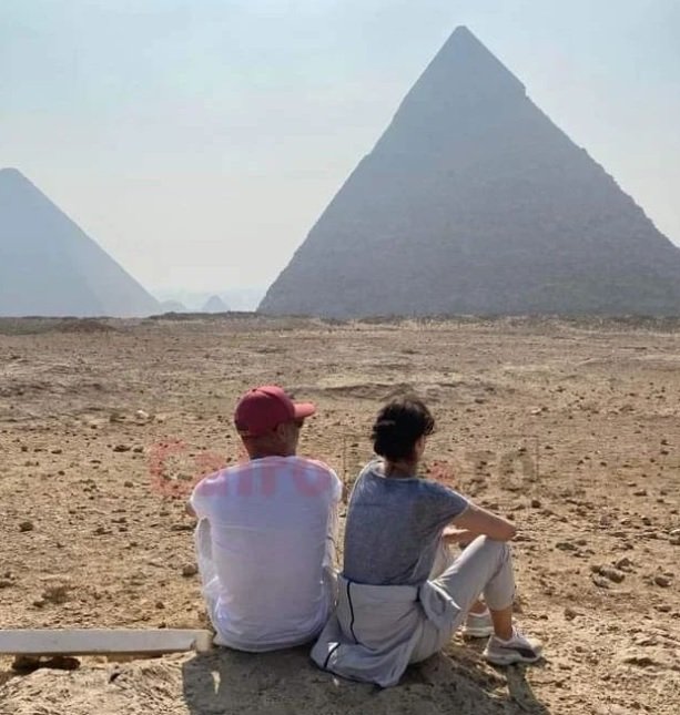 Pep y Cristina contemplando las pirámides, IG