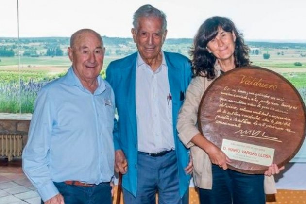 Mario Vargas Llosa al costat dels|juntament amb amos|propietaris de Cellers|Bodegues Valduero