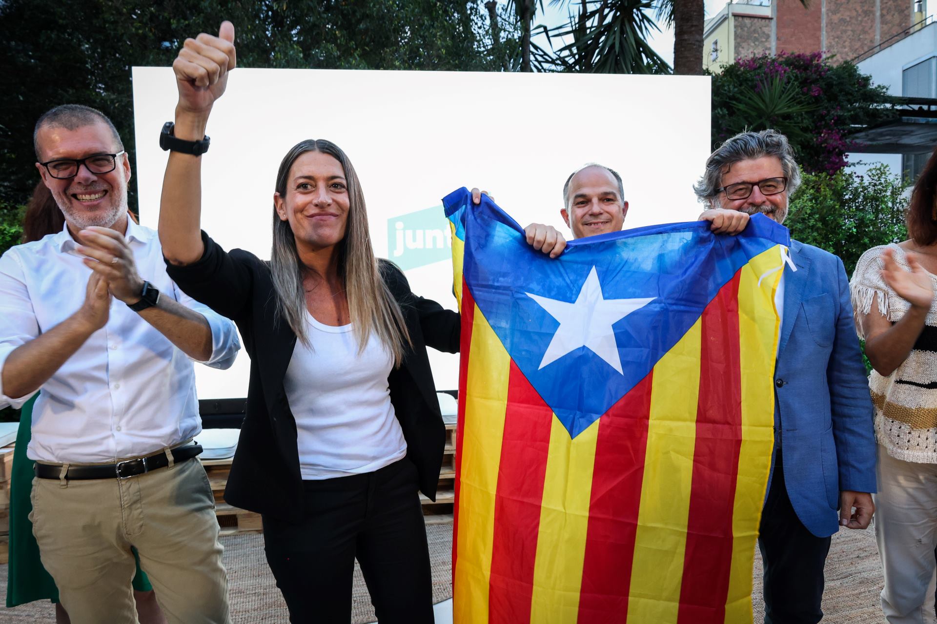 Miriam Nogueras junts bandera independentista / Miquel Muñoz