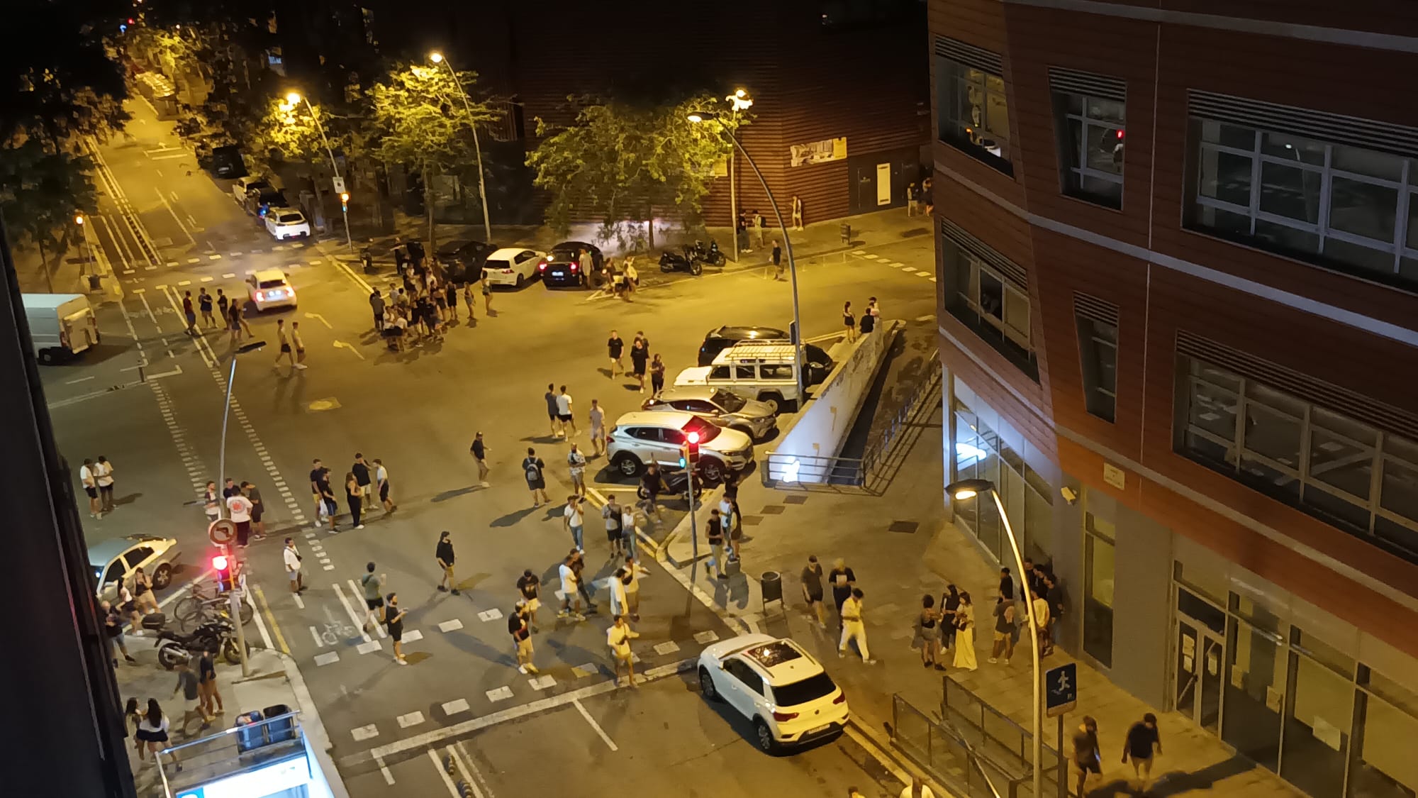 Així són les nits d’estiu al Triangle Golfo de Barcelona: càntics grupals, incivisme i botzines | VÍDEO