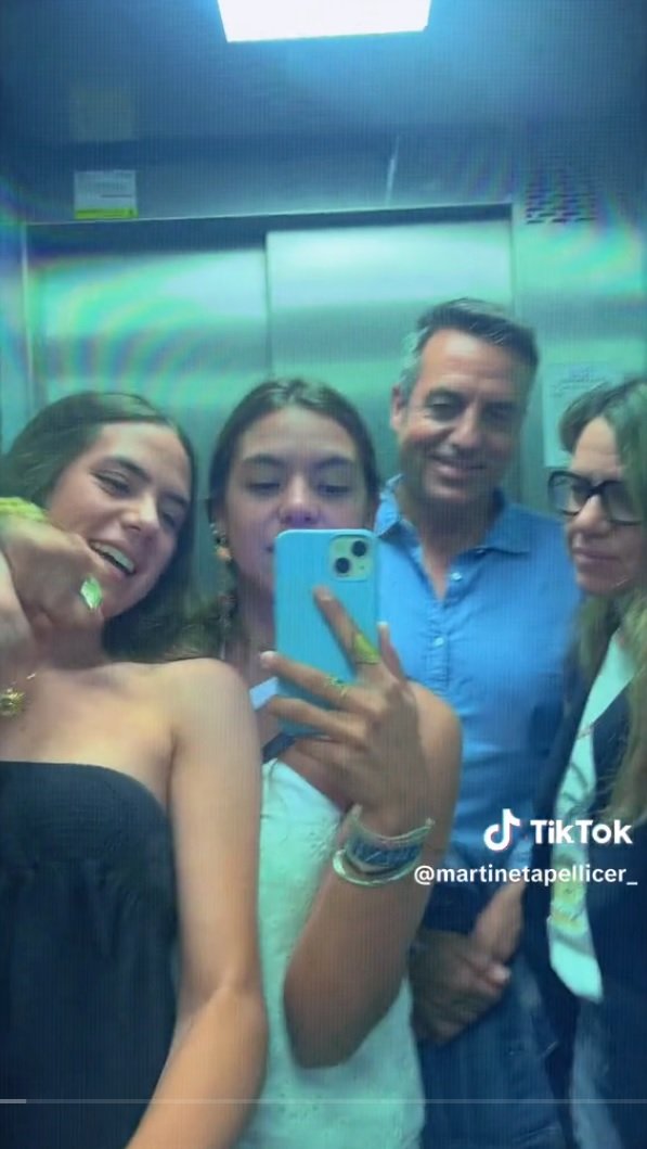 Las dos hermanas Pellicer con los padres, tik tok