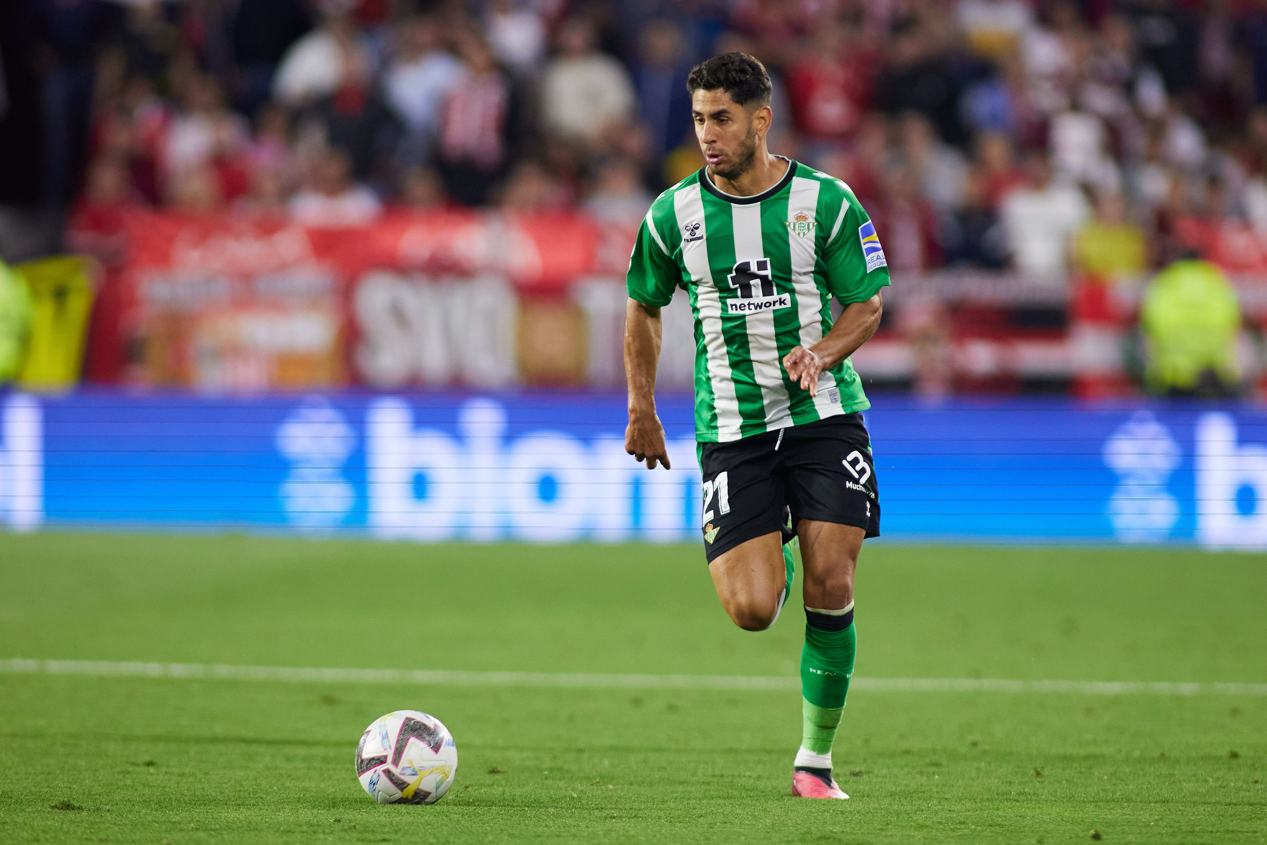 Ayoze Pérez portant|conduint la pilota durant un partit del Betis / Foto: Europa Press