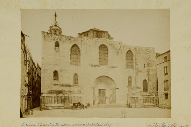 9 Catedral de Barcelona. Fachada principal, abril del 1887.AFB. Autoría desconocida