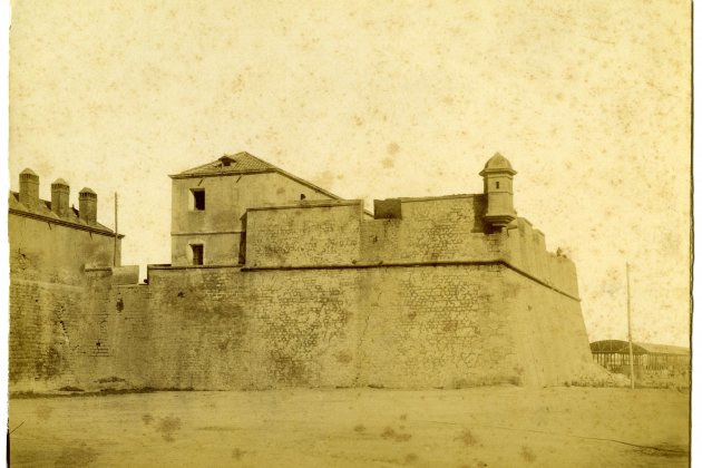 11 Derribo del baluarte del Rey de la muralla, c.1888. AFB. Autoría desconocida