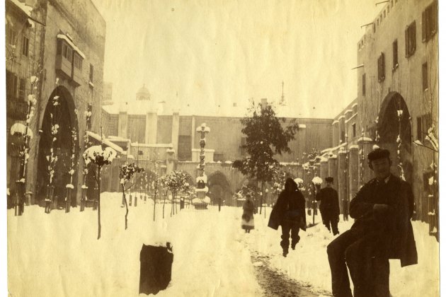 19 Nevada en Barcelona. Patio del Hospital de la Santa Creu, 10 11 de febrero de 1887. AFB. Antoni Esplugas