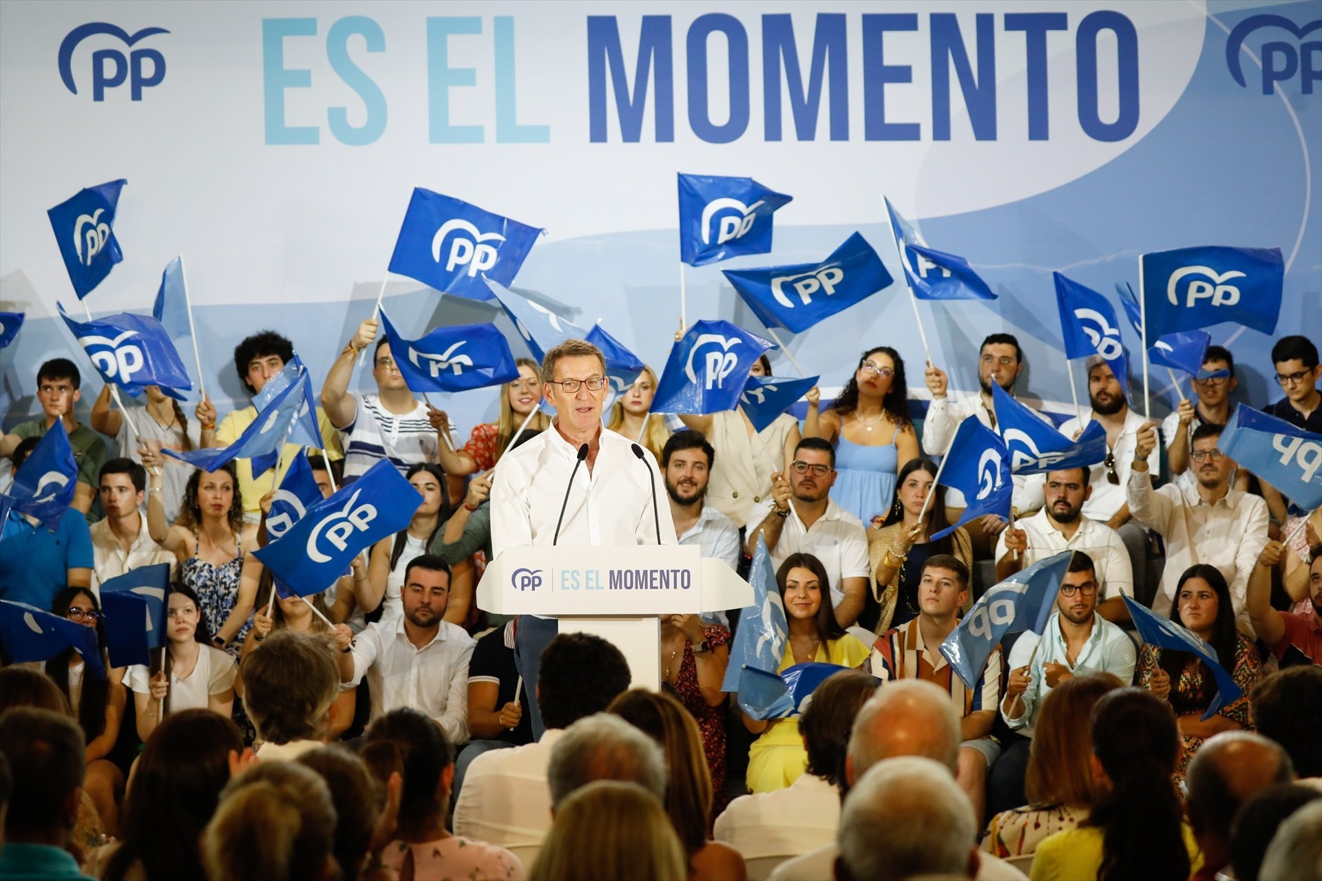 Las insinuaciones de Feijóo sobre el voto por correo crispan al PSOE